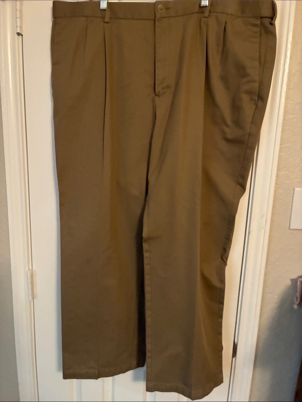 Haggar Men's Pleated Chinos - Khaki Brown